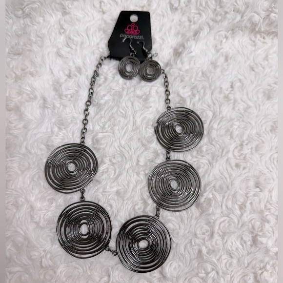 Paparazzi Necklace and Earring Set - Picture 1 of 1